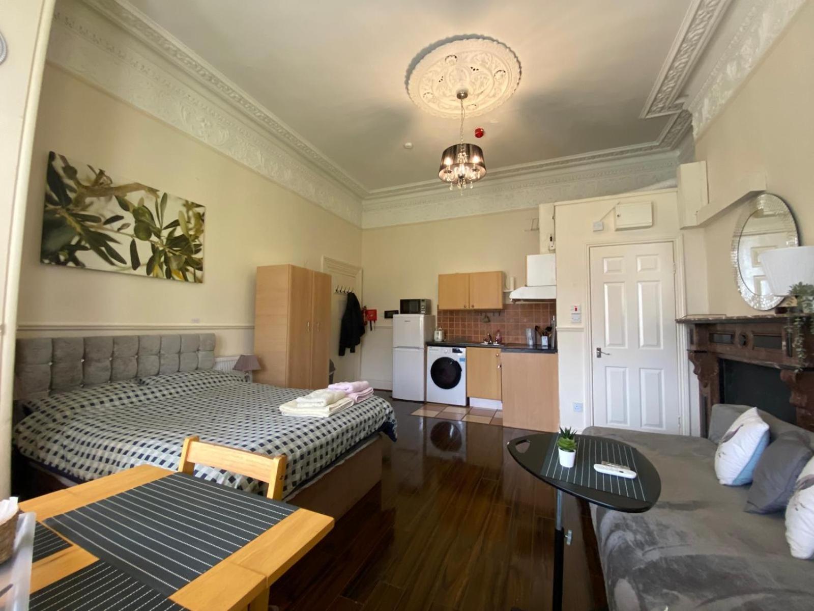 Spacious Victorian Apartment *